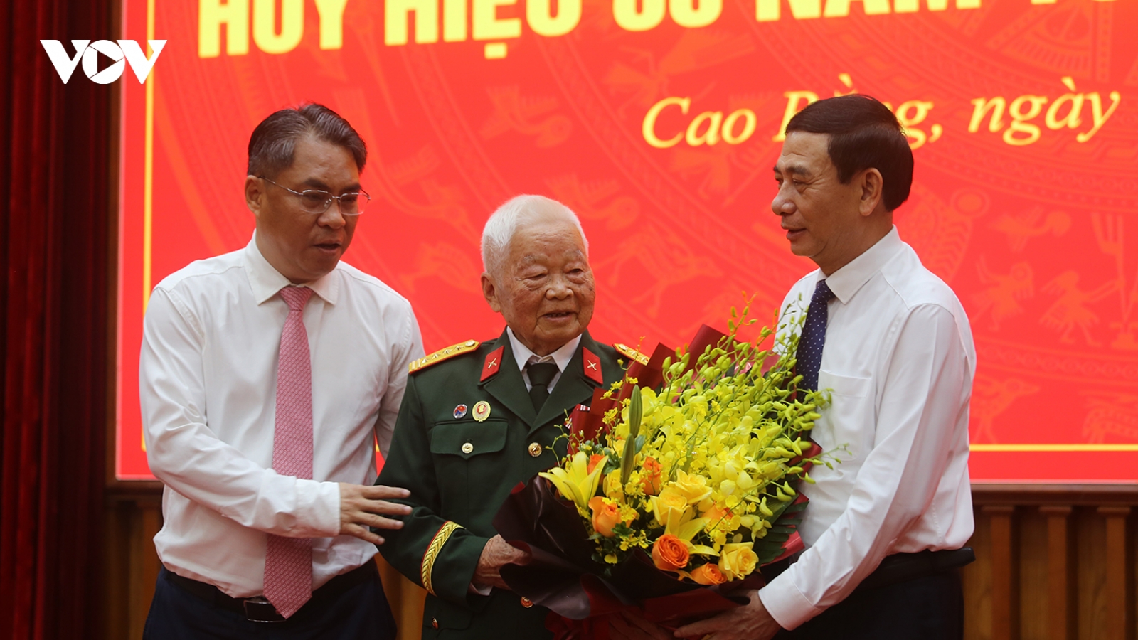 Phó Thủ tướng Phan Văn Giang trao Huy hiệu 80 năm tuổi Đảng tại Cao Bằng