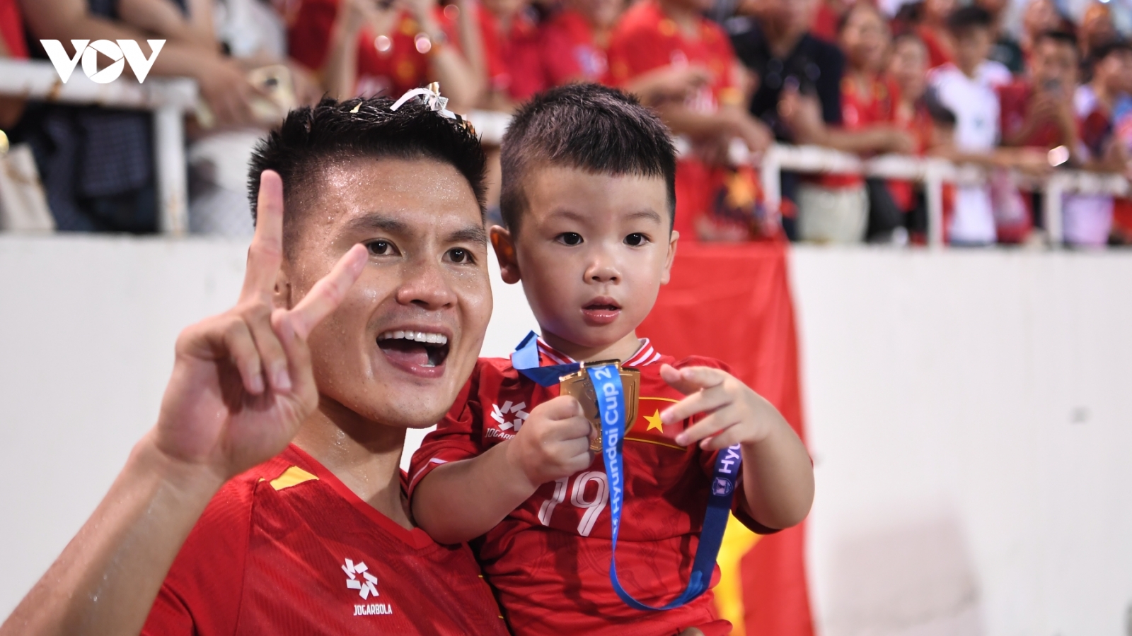 Quang Hải lập kỳ tích ở ASEAN Cup, dành tặng HCV vô địch cho con trai