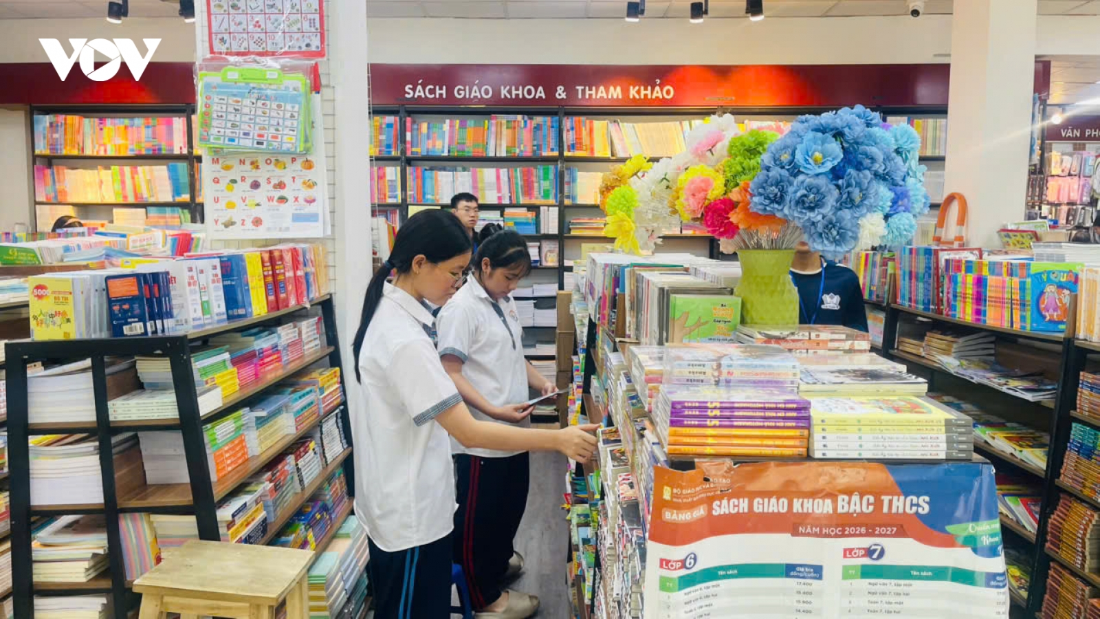 Vì sao sát hạn 30/8, phụ huynh Hà Nội vẫn đỏ mắt đi tìm sách?