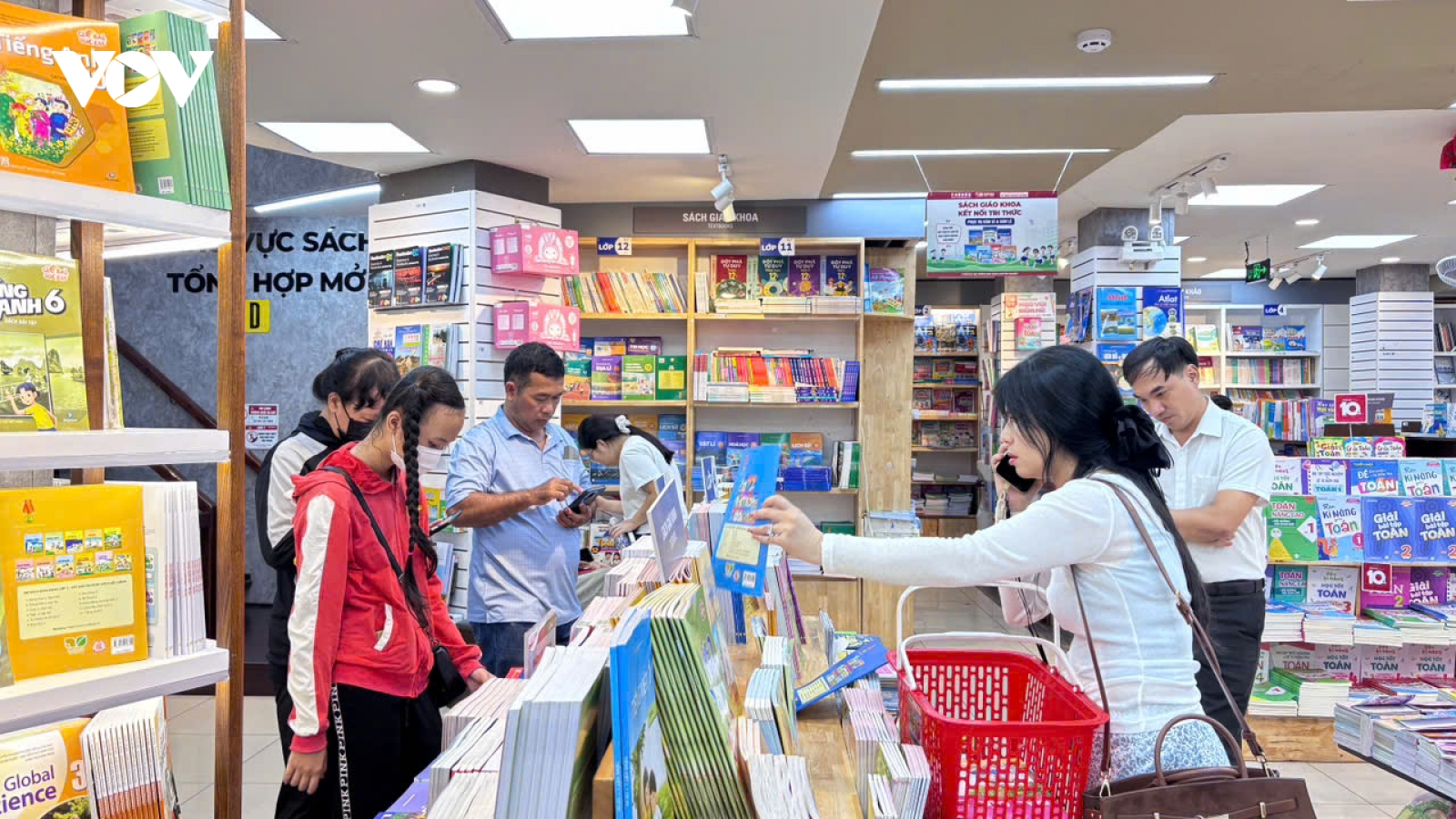 Cận ngày tựu trường, phụ huynh TP.HCM xoay xở tìm sách giáo khoa