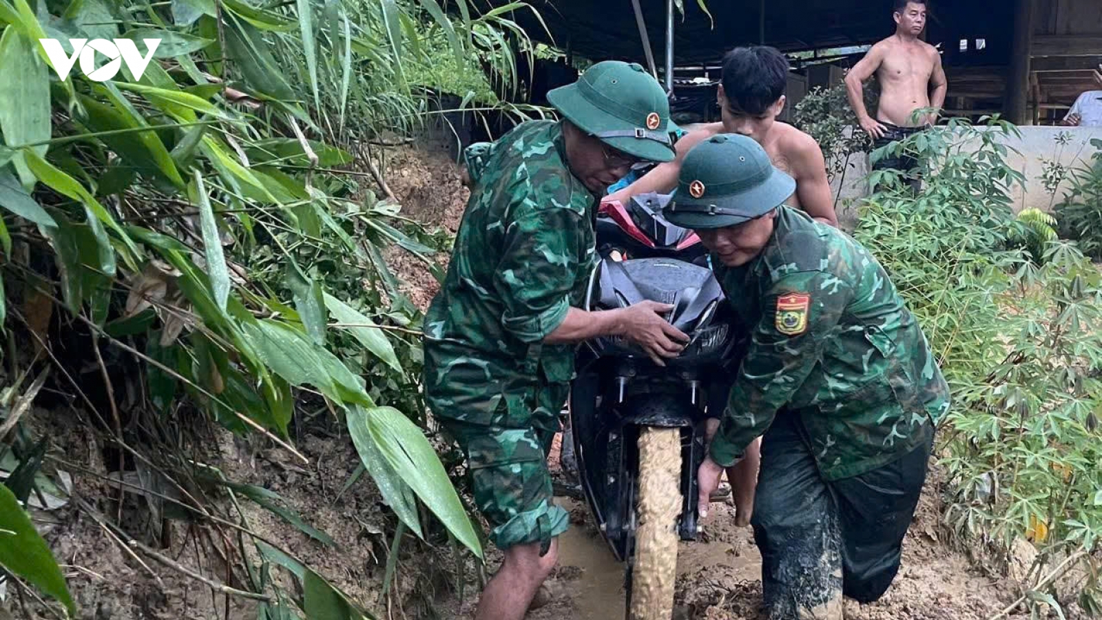 Bộ đội Biên phòng Thanh Hóa khẩn trương di dời dân khỏi vùng sạt lở