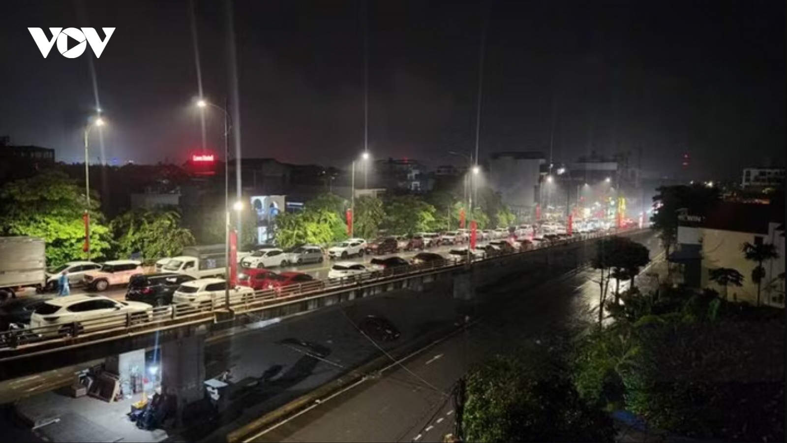 Nước sông Cầu vượt báo động 2, người dân đưa ô tô lên cầu tránh ngập trong đêm