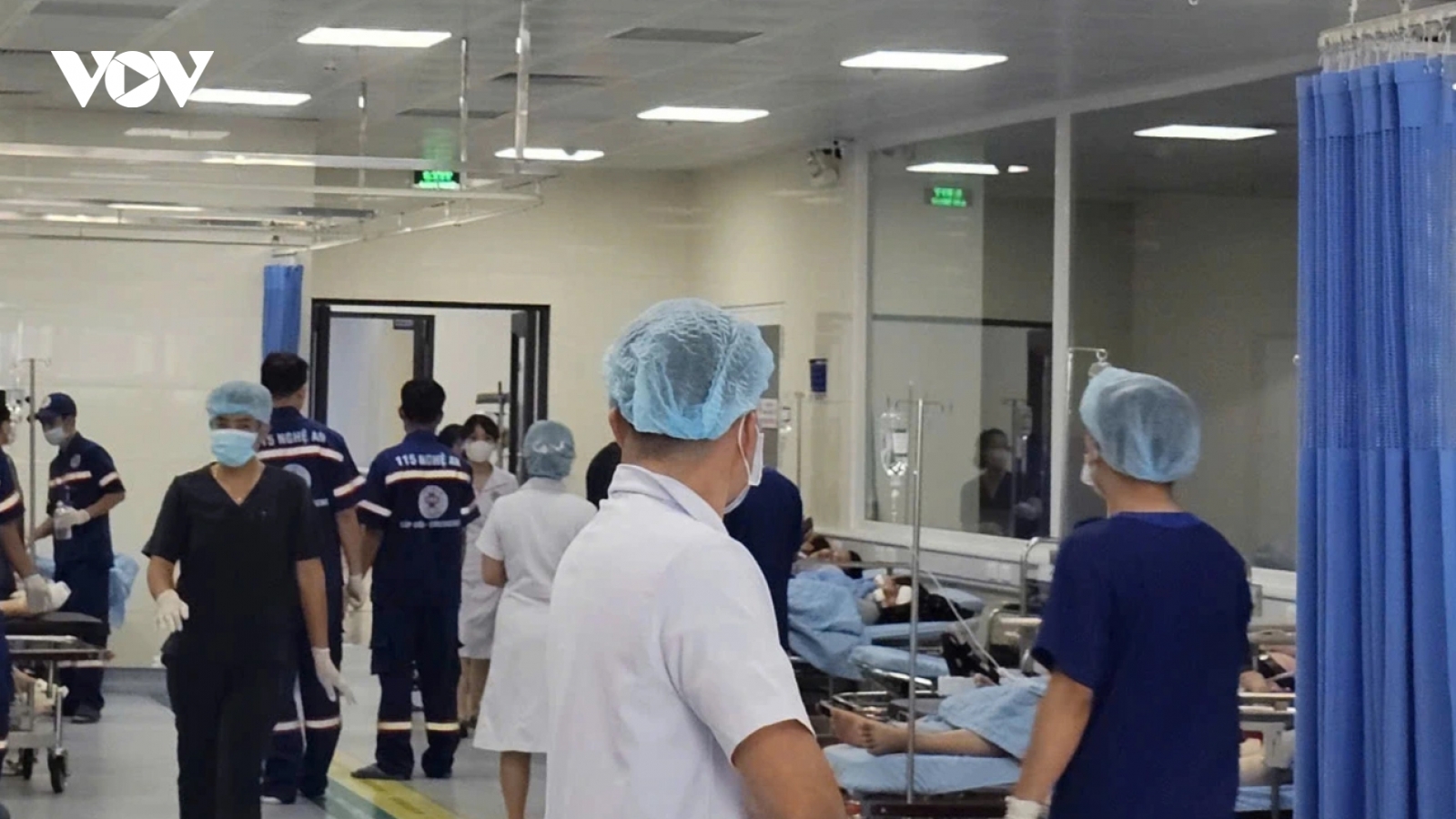 Xe khách gặp tai nạn giao thông trên đường cao tốc, khoảng 20 người nhập viện