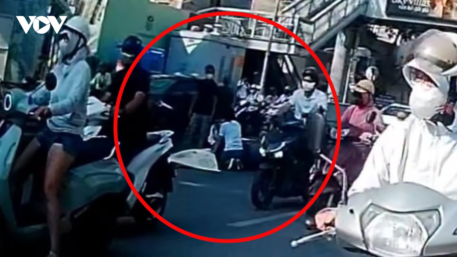 Xe buýt va chạm xe máy trên đường Nguyễn Trãi (Hà Nội) khiến một cháu bé tử vong