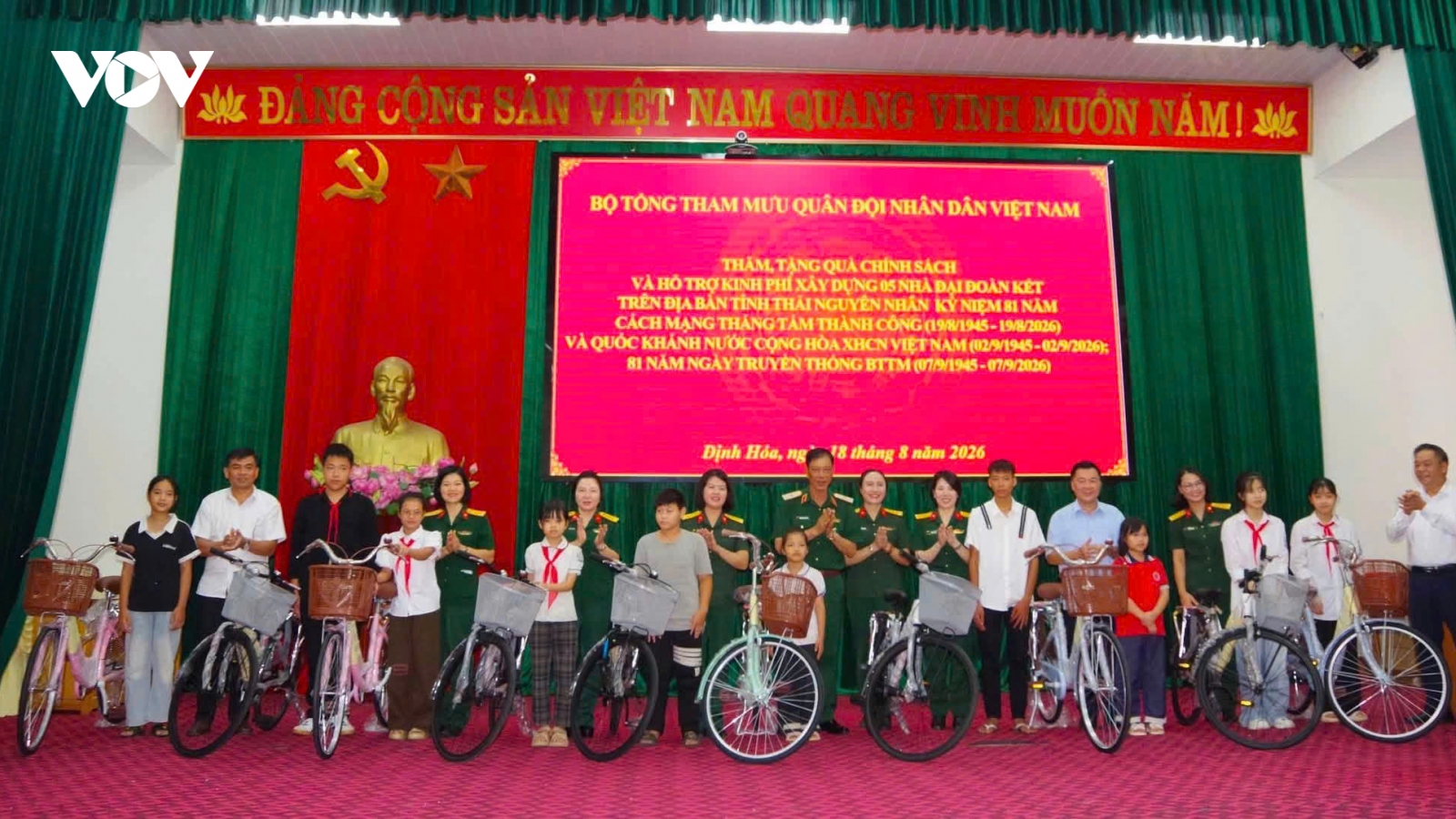 Bộ Tổng Tham mưu tặng quà gia đình có hoàn cảnh khó khăn tại Thái Nguyên