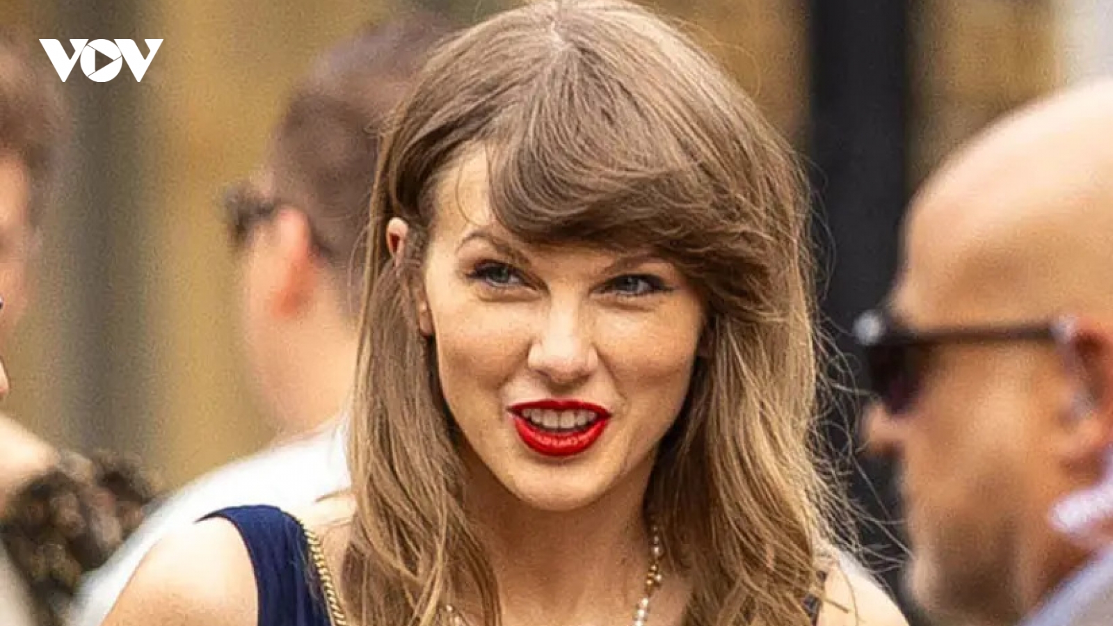 Taylor Swift gây chú ý với nhẫn cưới khi xuất hiện một mình