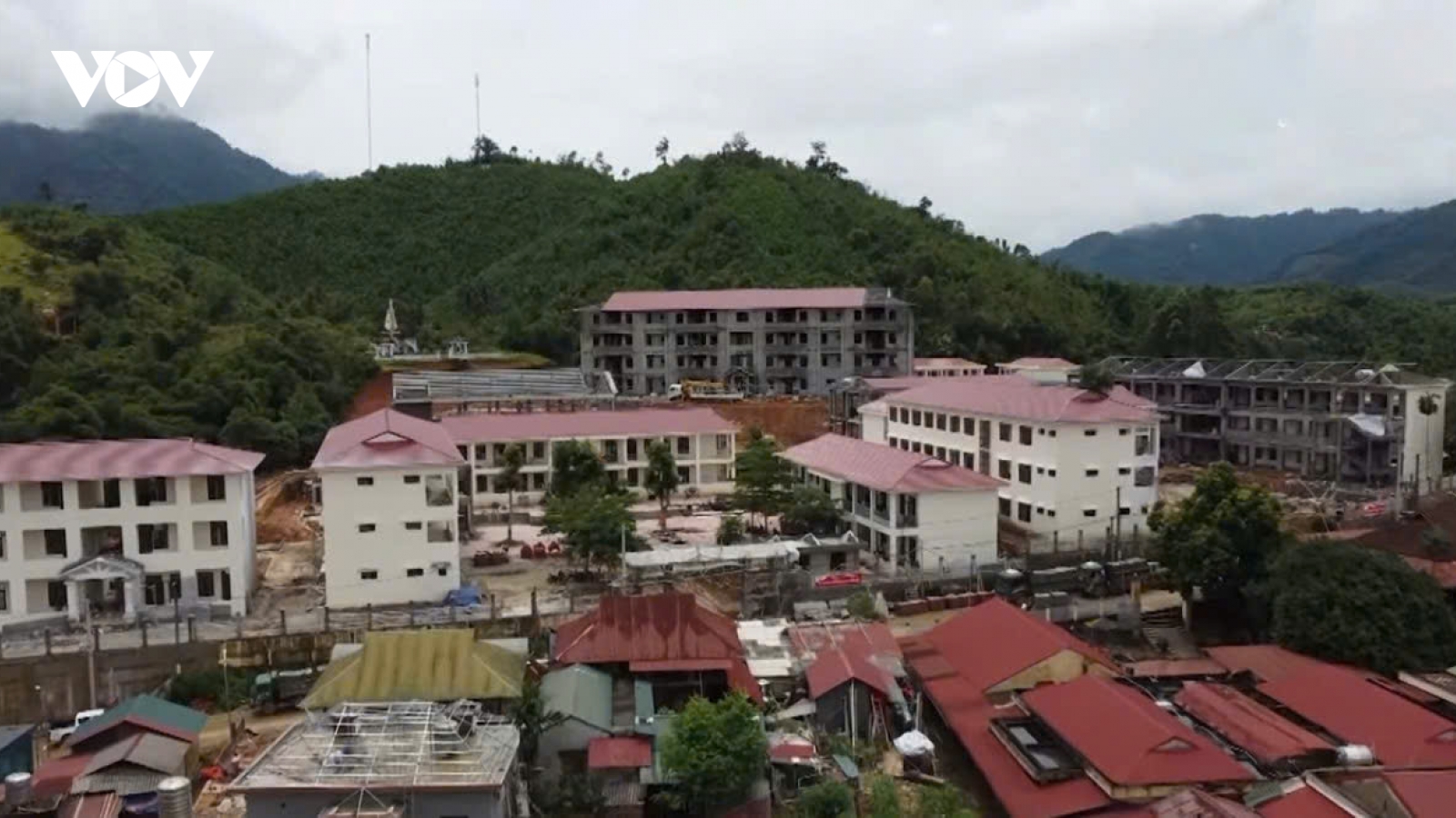 "Vượt nắng, thắng mưa" trên công trường trường nội trú liên cấp