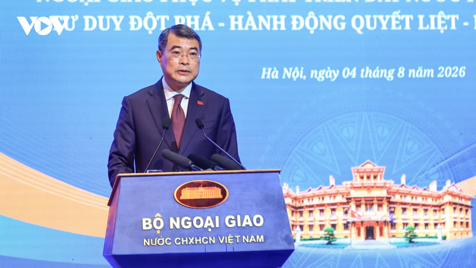 Thủ tướng: Ngoại giao chuyển mạnh từ "mở đường" sang đồng hành đến kết quả cụ thể