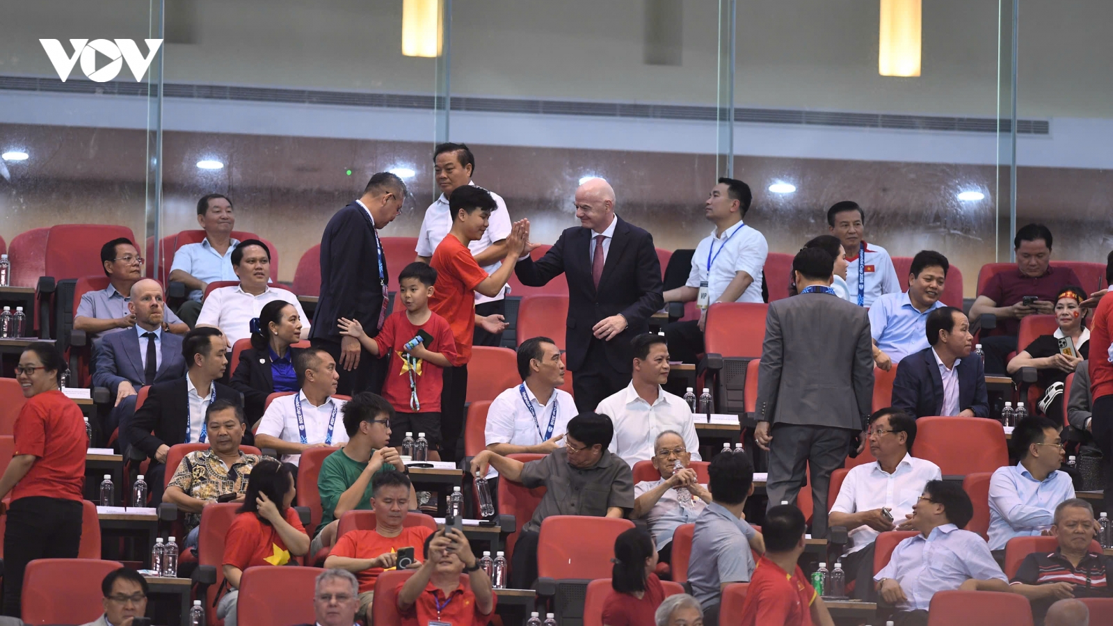 Chủ tịch FIFA Gianni Infantino hành động đẹp với CĐV nhí Việt Nam