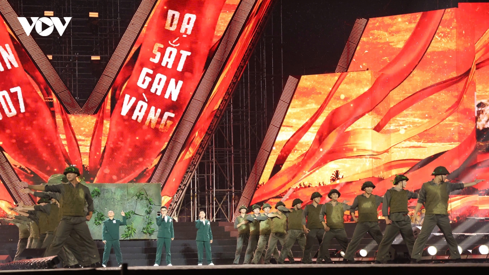 Khán giả TP.HCM đội mưa xem concert Tổ quốc trong tim