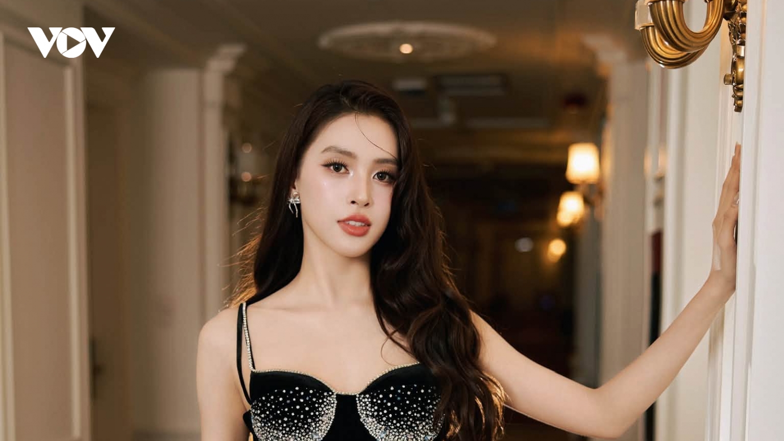 Sao Việt 7-8: Tiểu Vy khiến fan xuýt xoa với bộ ảnh mới