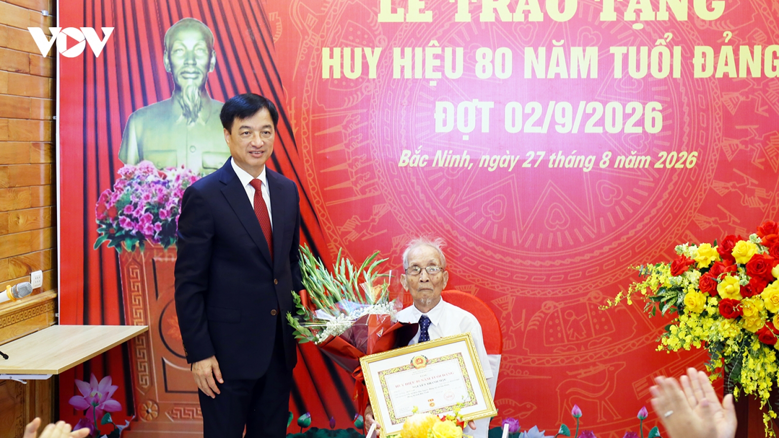 Trưởng Ban Tổ chức Trung ương trao tặng Huy hiệu 80 năm tuổi cho đảng viên