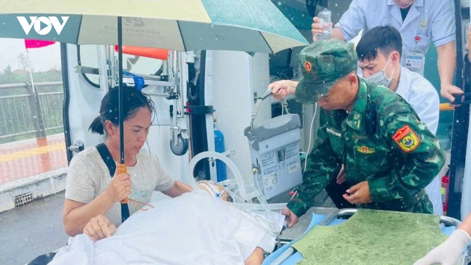 Quảng Ninh mở “luồng xanh” đưa hai bệnh nhân qua biên giới điều trị