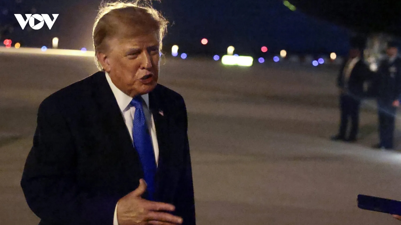Ông Trump nói Hormuz sẽ sớm được mở lại, cảnh báo tấn công Iran rất mạnh