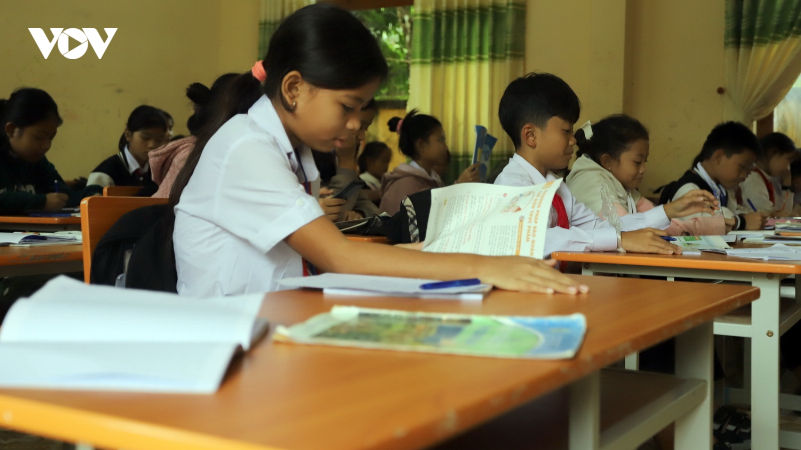 Đà Nẵng hỗ trợ tiền ăn, sách vở cho học sinh nội trú ở biên giới