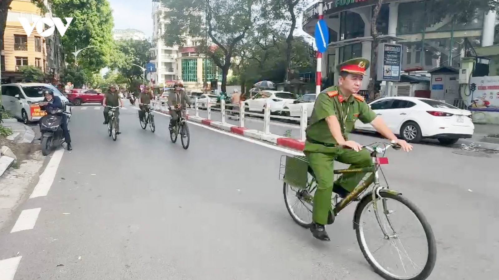 Công an đạp xe tuần tra ở phường Hai Bà Trưng, Hà Nội