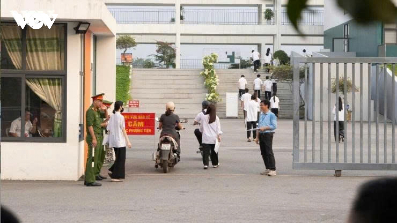 Thi lại ở Chuyên Tuyên Quang: 81,4% học sinh đạt khá, giỏi môn Hóa