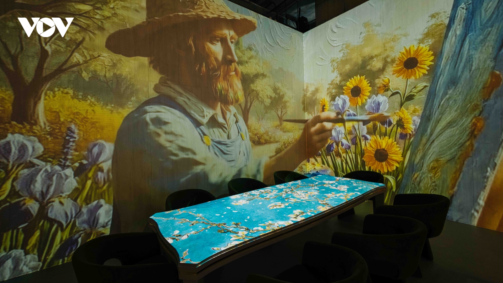 Van Gogh “xuyên không” đến Hà Nội, đưa người xem bước vào thế giới trong tranh