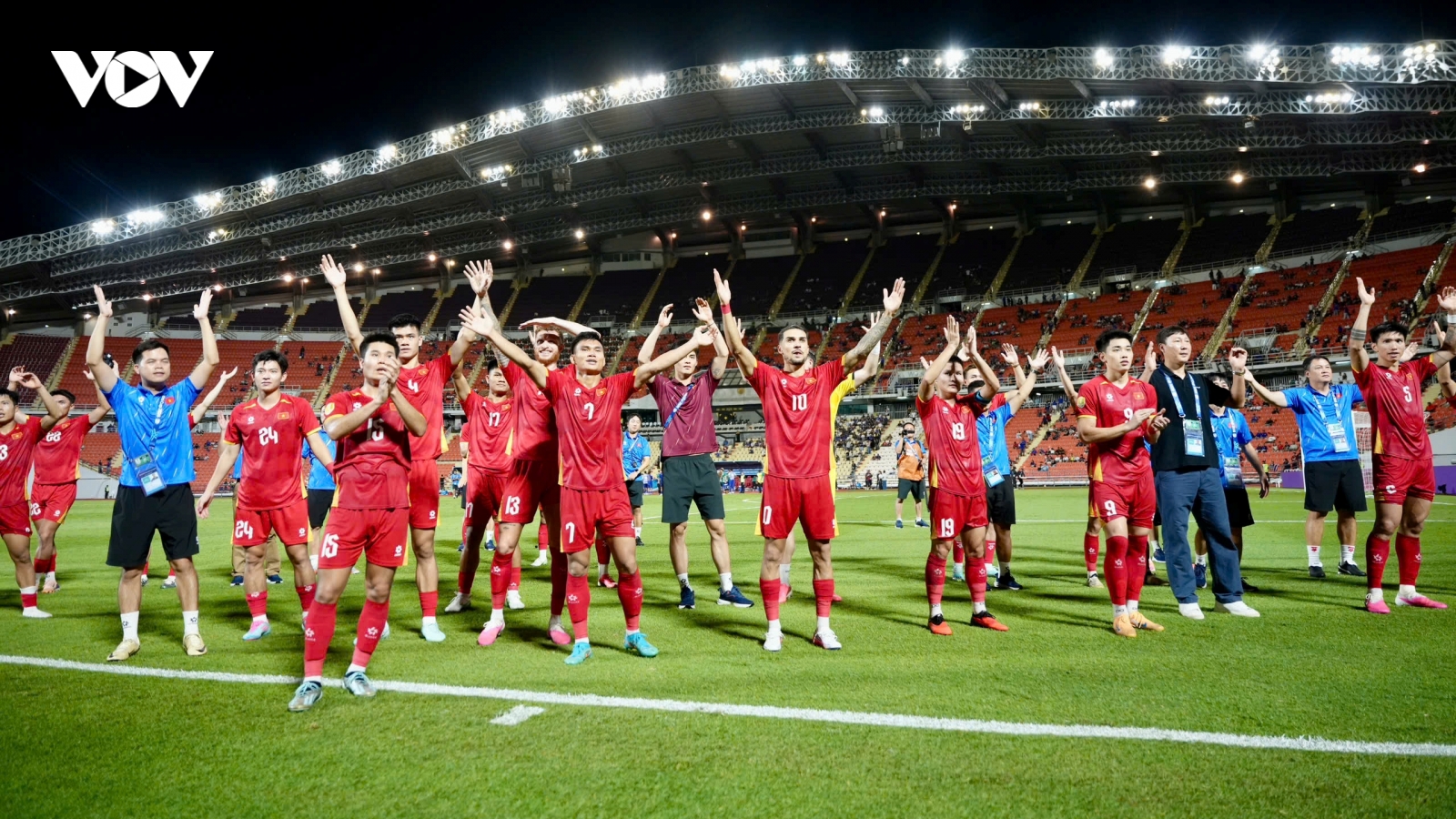 ĐT Việt Nam tri ân cổ động viên ở Rajamangala sau trận thắng 2-0 trước ĐT Thái Lan