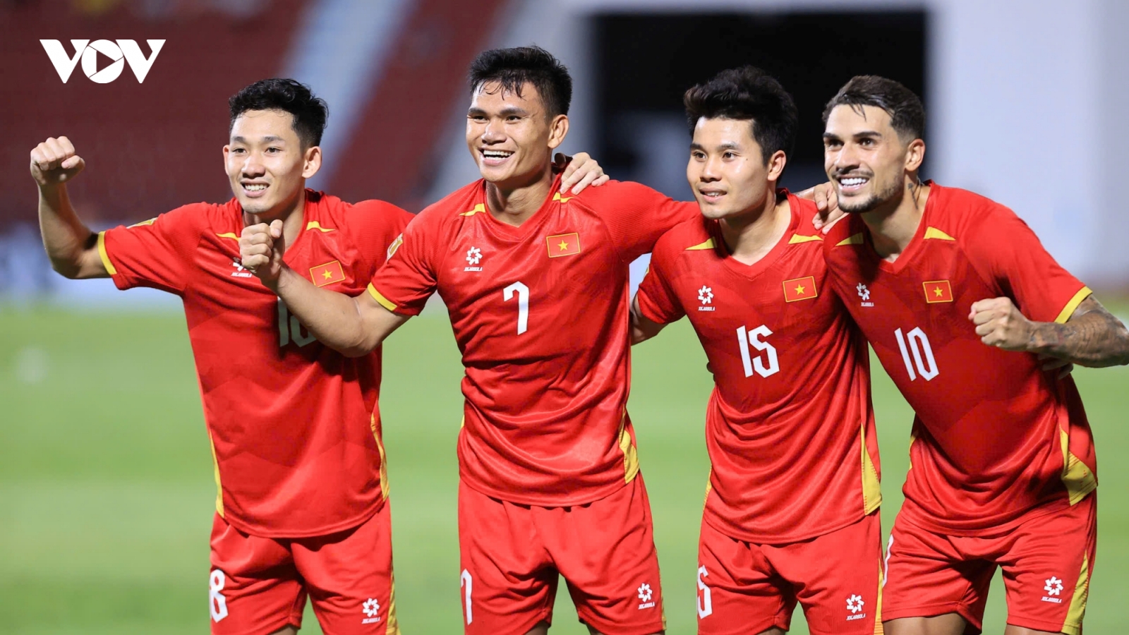 ĐT Việt Nam tri ân cổ động viên ở Rajamangala sau trận thắng 2-0 trước ĐT Thái Lan