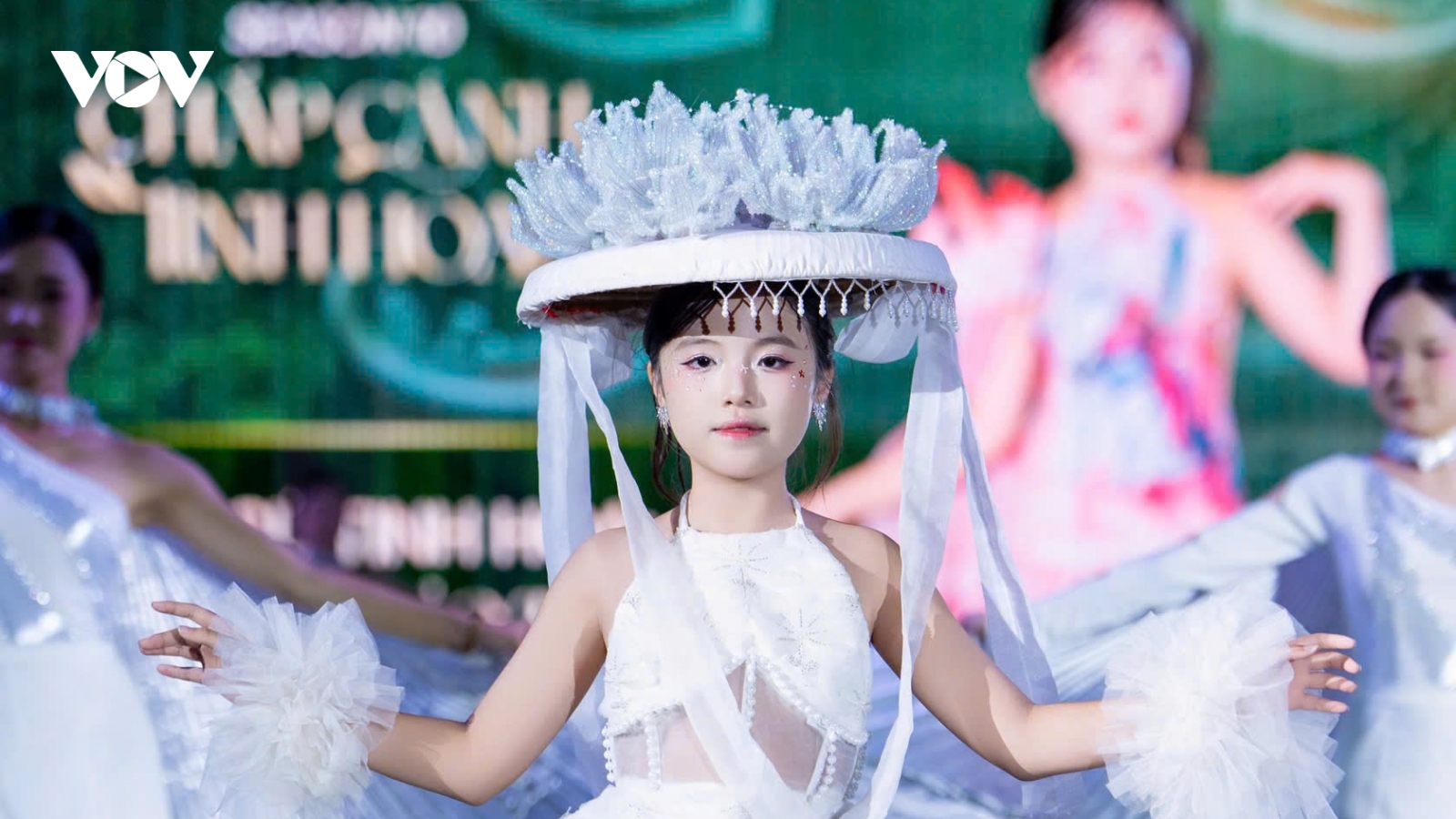 150 mẫu nhí tái hiện vẻ đẹp văn hóa Việt trong không gian phố cổ Hoa Lư