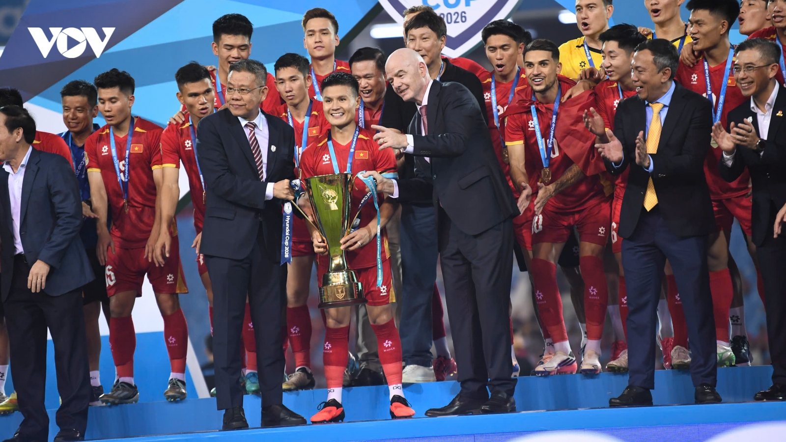 Khoảnh khắc Chủ tịch FIFA trao cúp vô địch ASEAN Cup 2026 cho ĐT Việt Nam