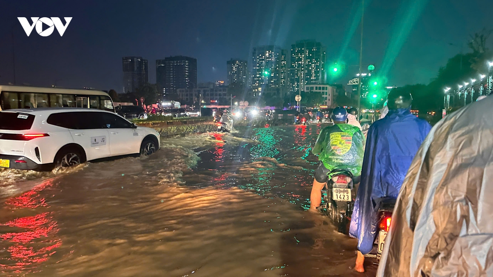 Hà Nội ngập cục bộ sau mưa lớn, giao thông chật vật giờ tan tầm