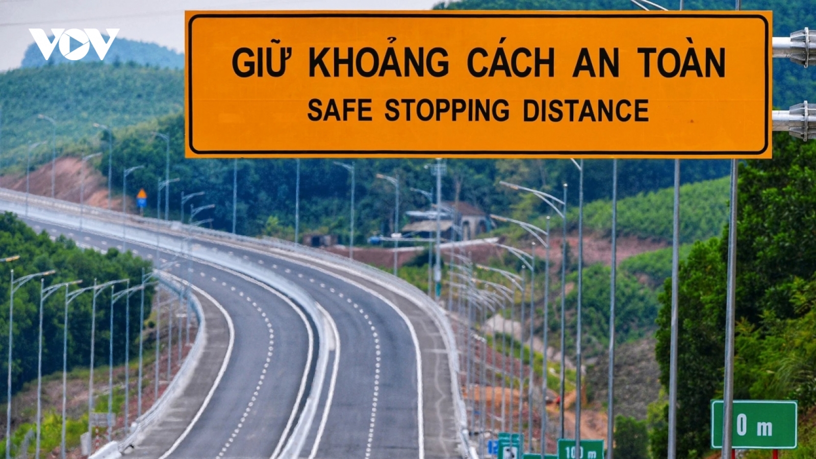 Tài xề "bày mẹo" giữ khoảng cách an toàn trên cao tốc tránh bị phạt