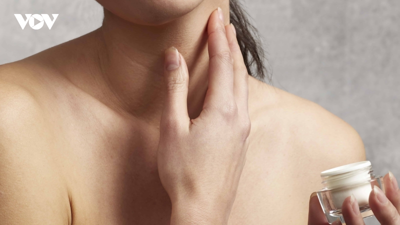 Vì sao da cổ ngày càng sạm đen? Những nguyên nhân ít người ngờ tới