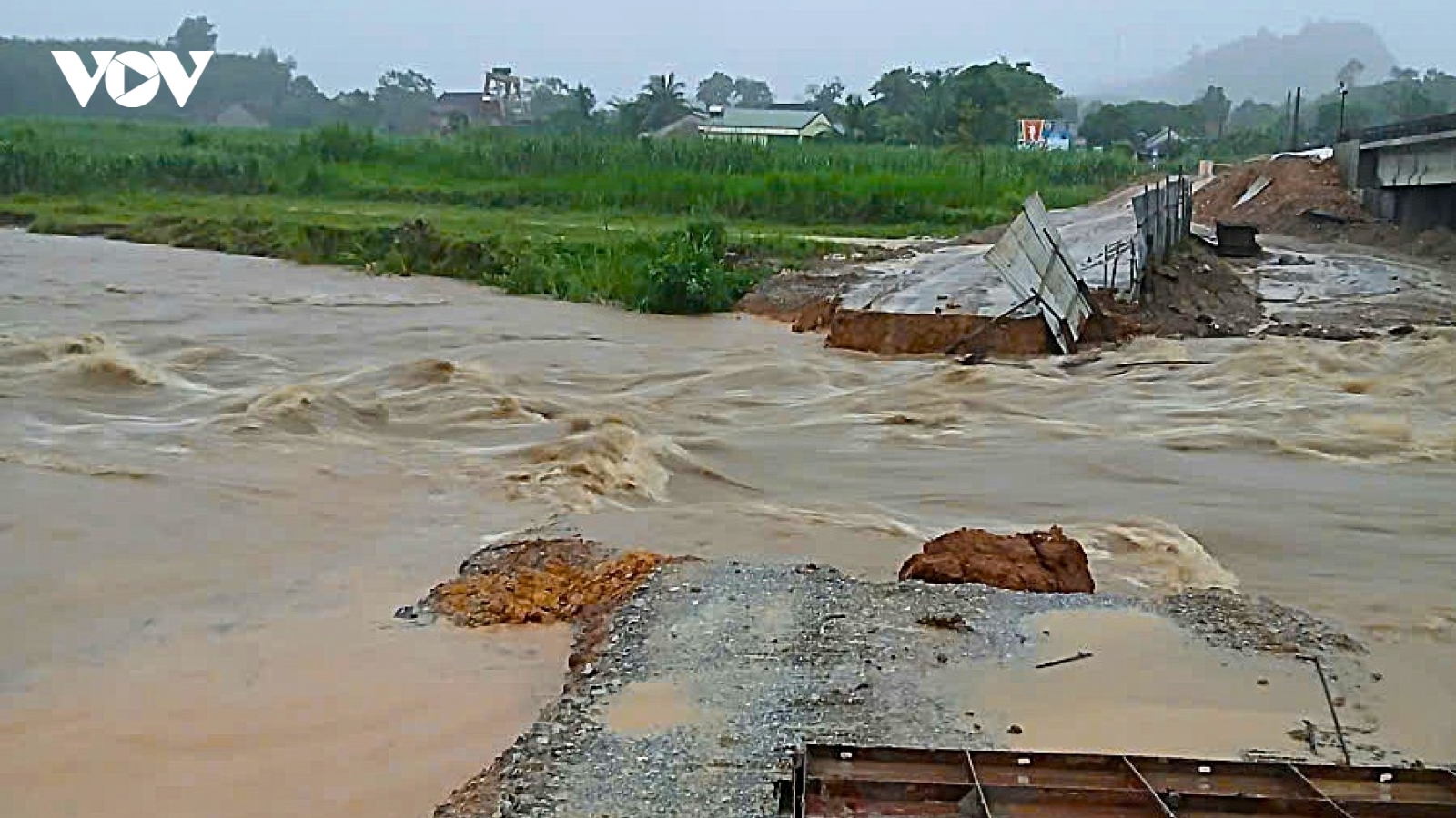 Mưa lớn gây ngập, chia cắt nhiều tuyến đường ở Nghệ An