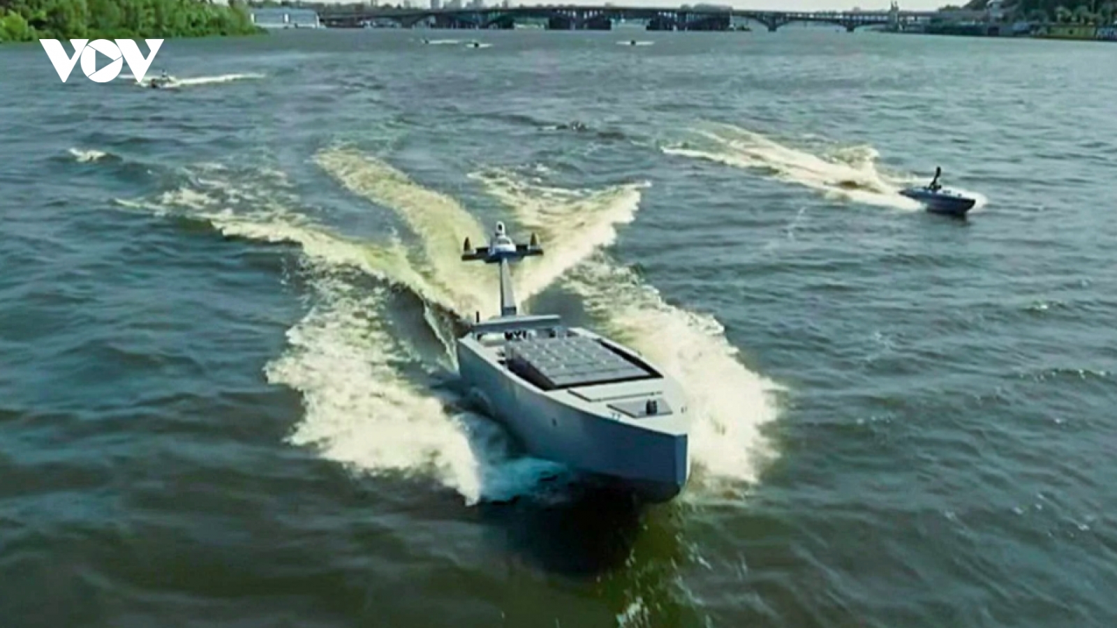 Ukraine tung “tàu mẹ” MV11, nối dài cánh tay robot trên biển
