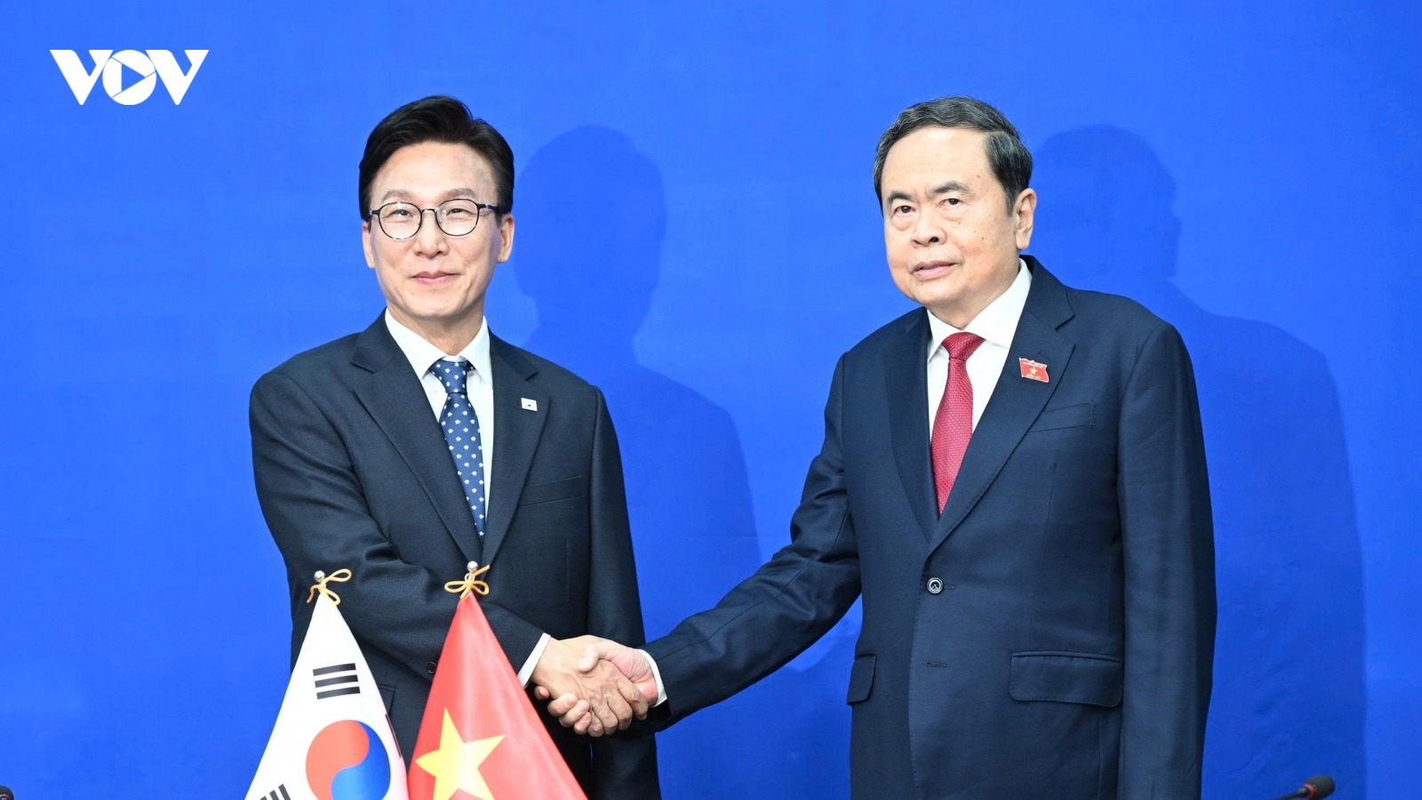 Chủ tịch Quốc hội tiếp Chủ tịch Đảng Dân chủ Đồng hành Kim Min Seok