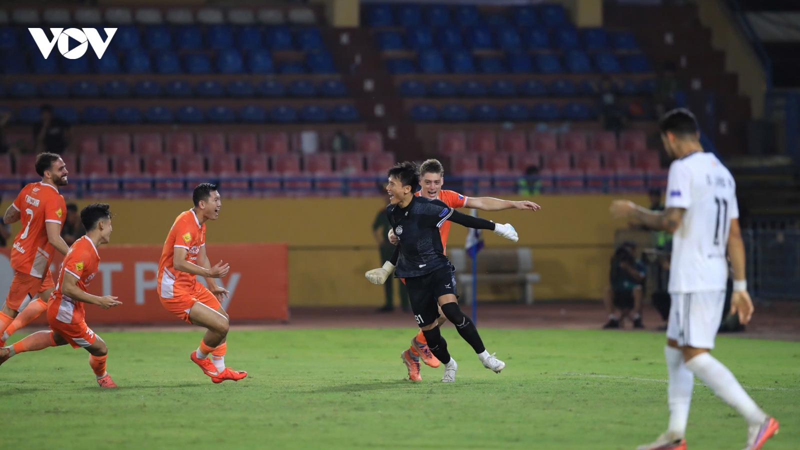 Thủ môn Bùi Tiến Dũng hóa "người hùng" giúp Đà Nẵng loại Hà Nội FC ở Cúp Quốc gia