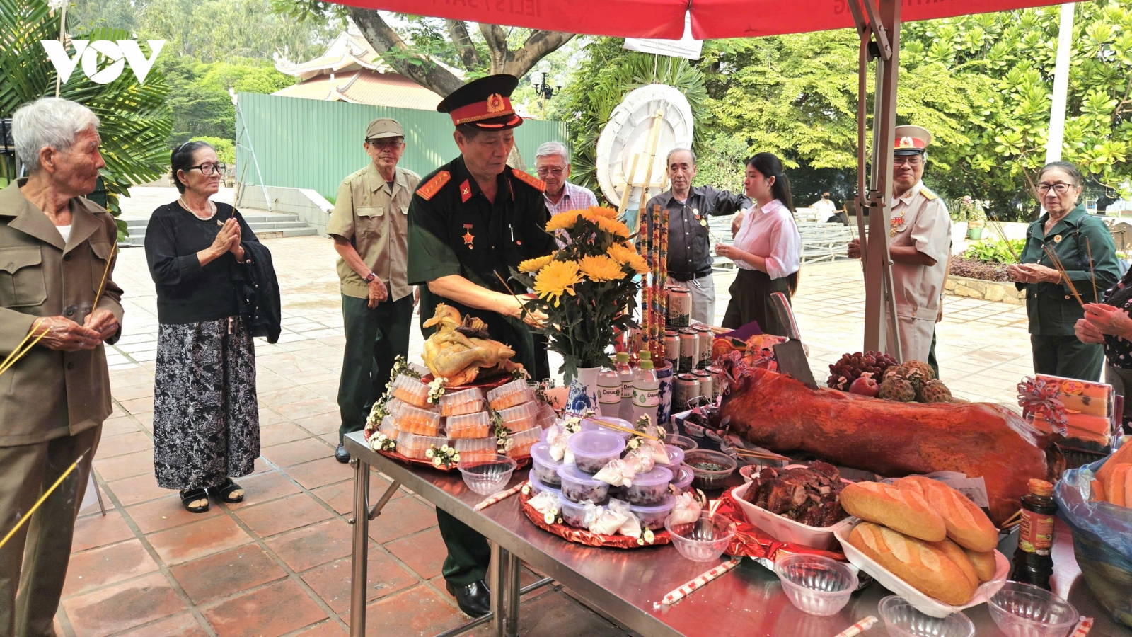Chiến sĩ biệt động dâng hương tưởng niệm liệt sĩ tại Công viên Lê Thị Riêng