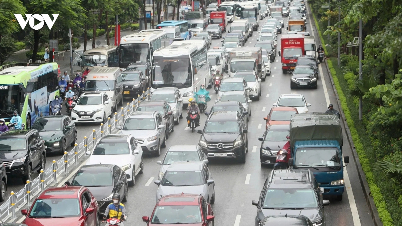 Ô tô dàn hàng ngang chiếm hết làn xe máy, xử lý được không?