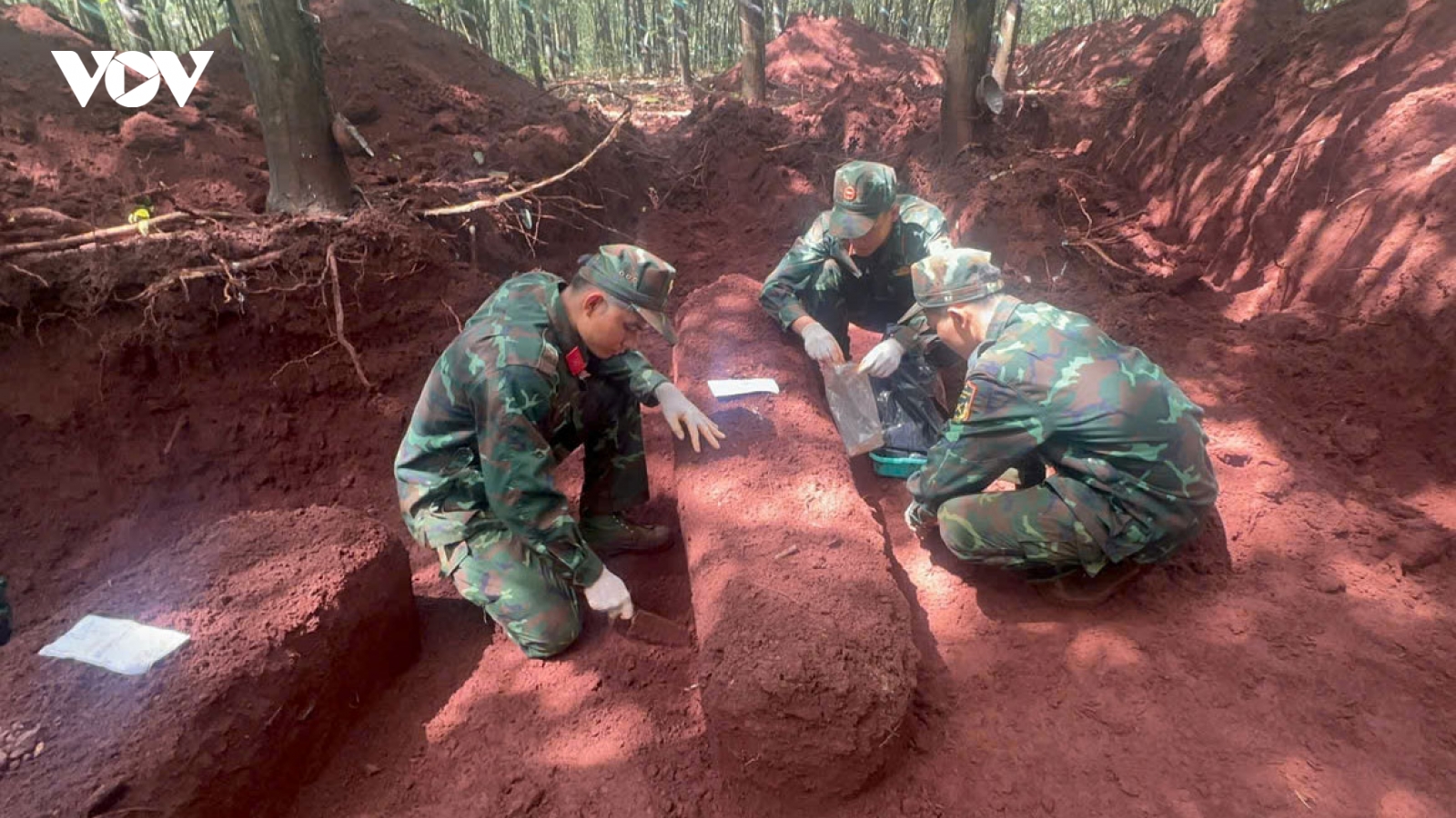 Đội K76 tìm thấy thêm 8 bộ hài cốt liệt sĩ tại sân bay Lộc Ninh cũ