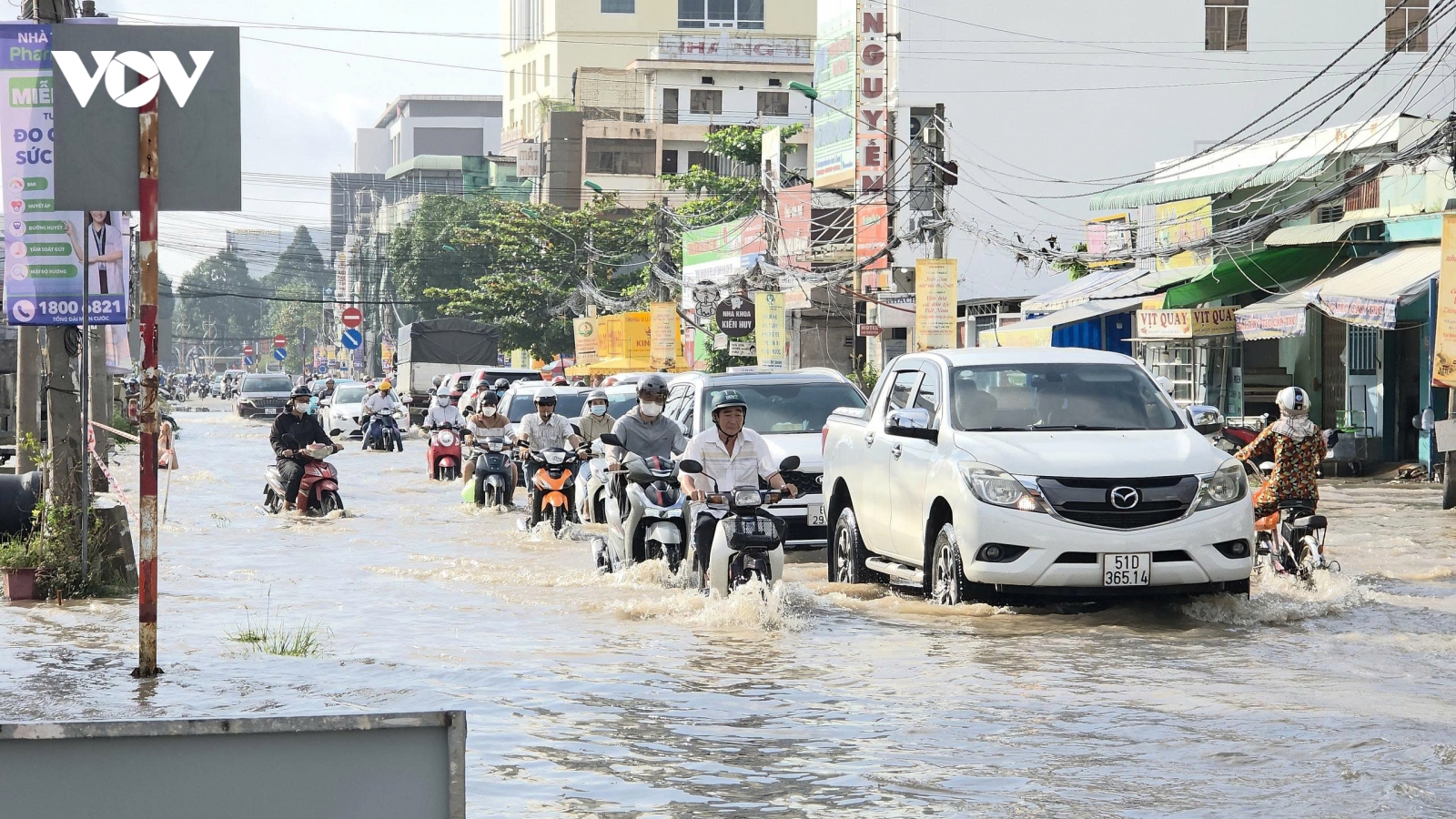 Triều cường vượt báo động III, Cần Thơ ngập nhiều tuyến đường