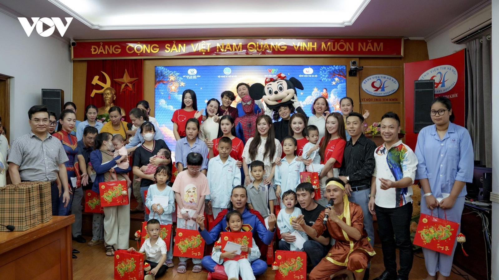 Dàn Hoa hậu, Á hậu mang Trung thu ấm áp đến trẻ em mắc bệnh tim
