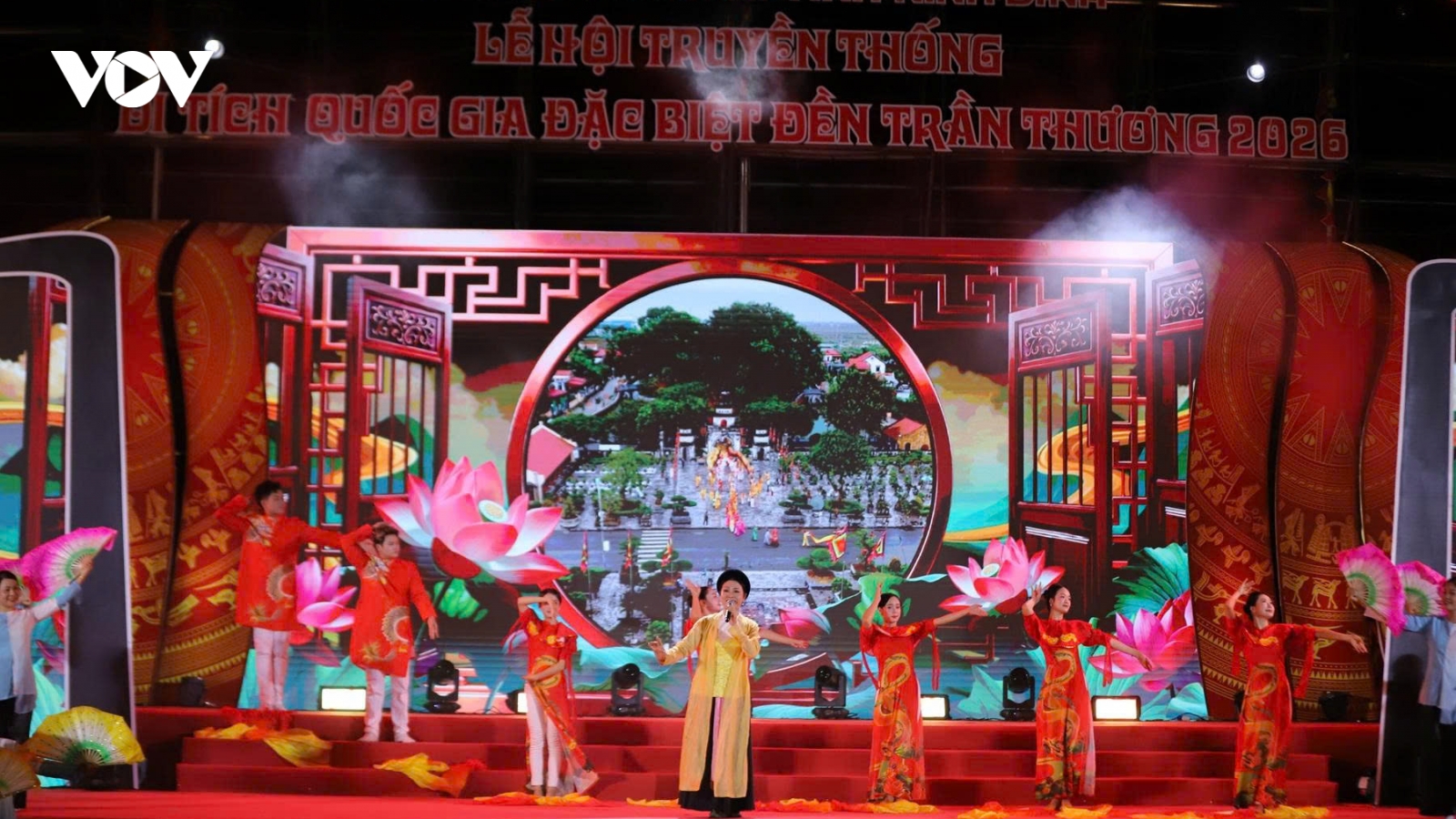 Hàng nghìn người về Đền Trần Thương, hòa mình trong ngày mở hội tháng Tám