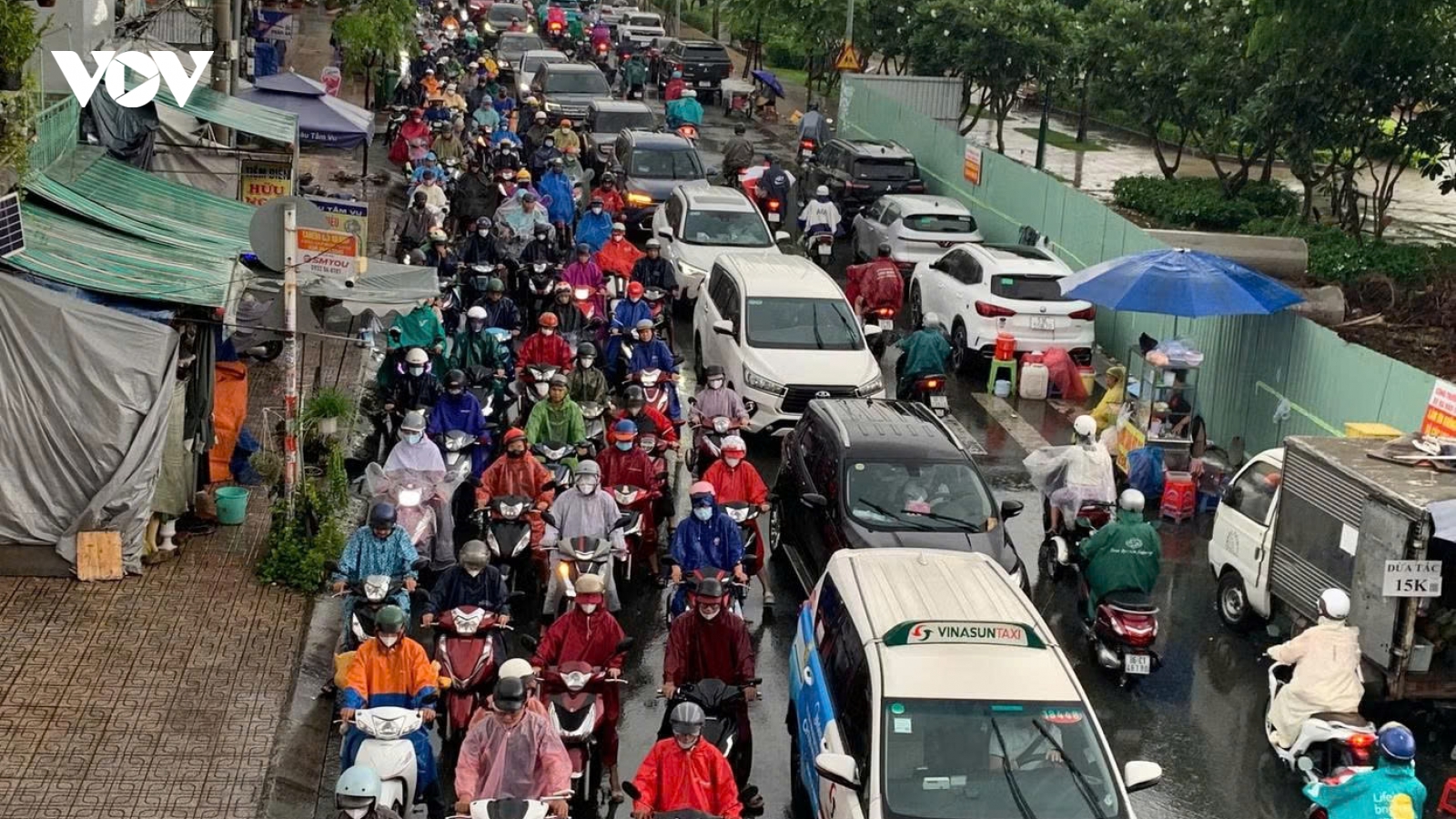 Mưa lớn, các cửa ngõ vào trung tâm TPHCM ùn tắc kéo dài