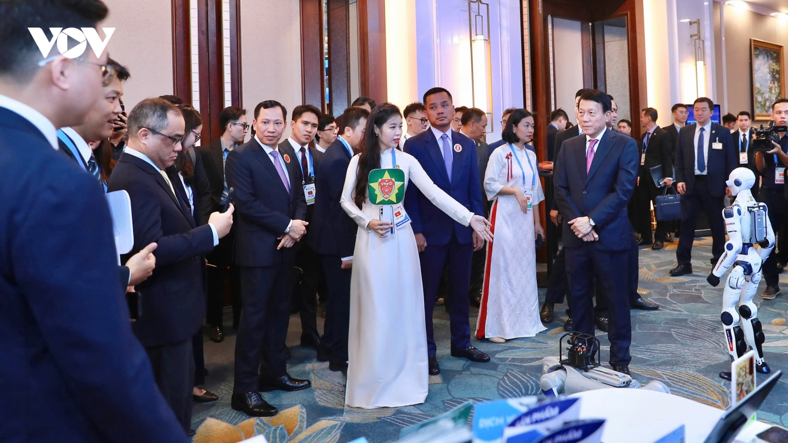 Độc đáo Robot tuần tra, an ninh giám sát trong triển lãm của C06, Bộ Công an