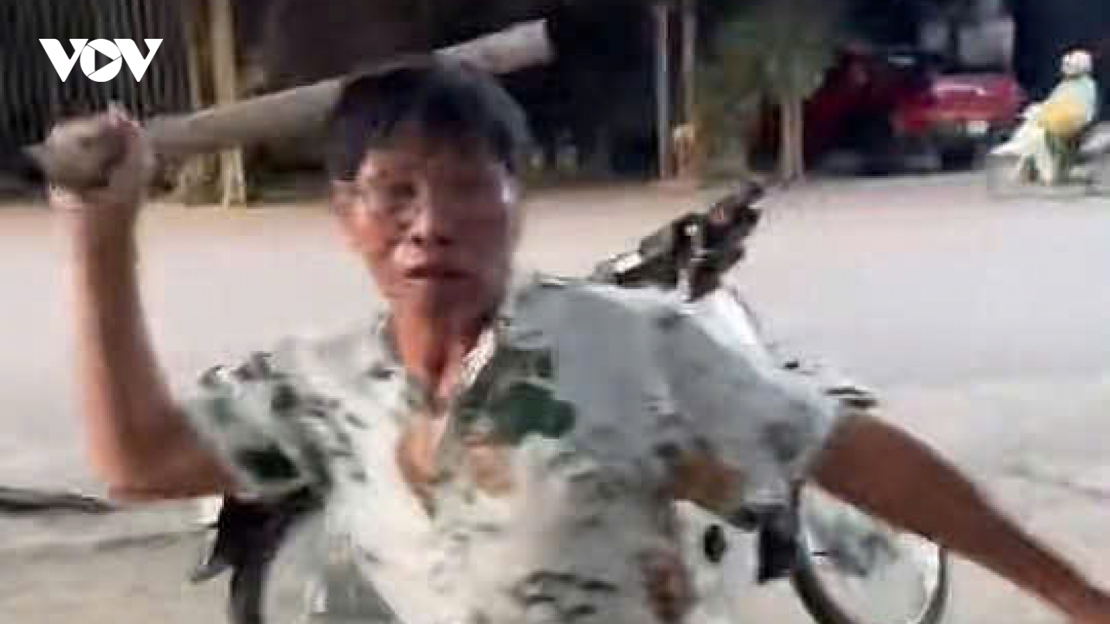 Công an xác minh vụ người đàn ông cầm điếu cày đuổi đánh người ở Ninh Bình