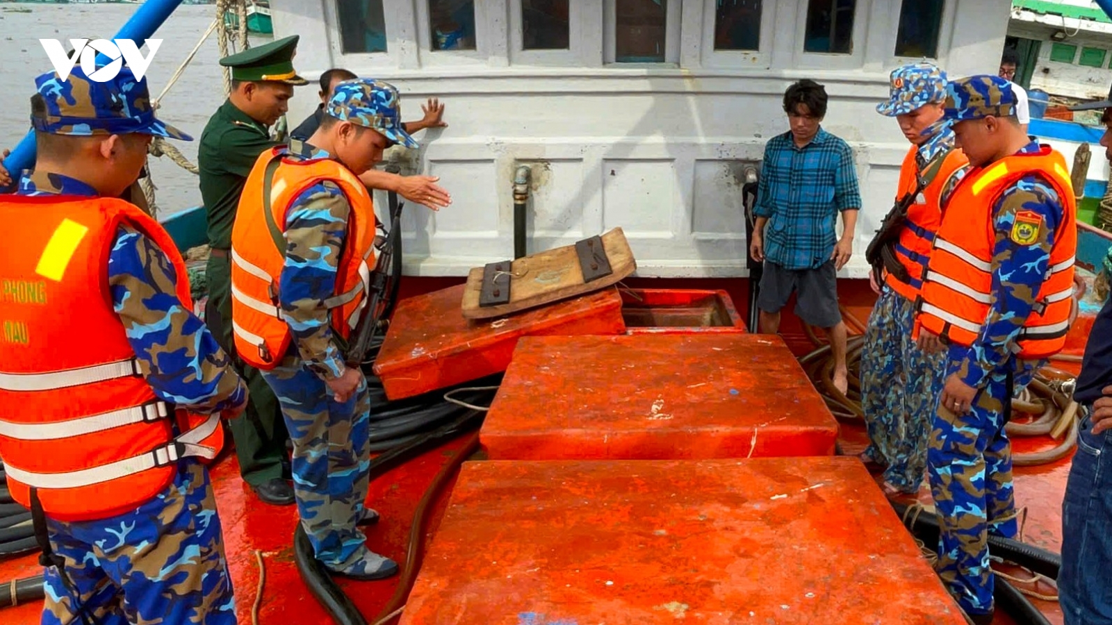 Biên phòng phát hiện tàu cá chở hơn 40.000 lít dầu lậu không giấy tờ trên biển