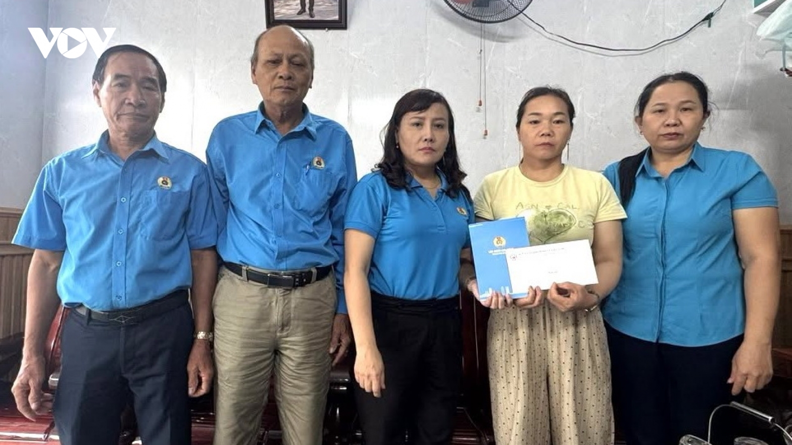 Tiếp tục thăm hỏi, tặng quà ngư dân bị nạn trên biển ở Đà Nẵng