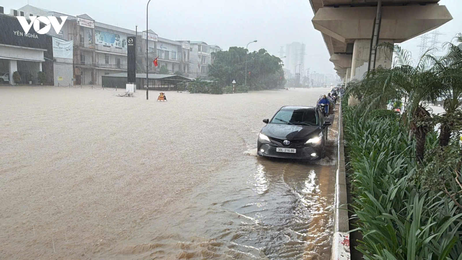 Quốc lộ 6 đoạn Ba La - Yên Nghĩa ngập sâu, xe chết máy la liệt