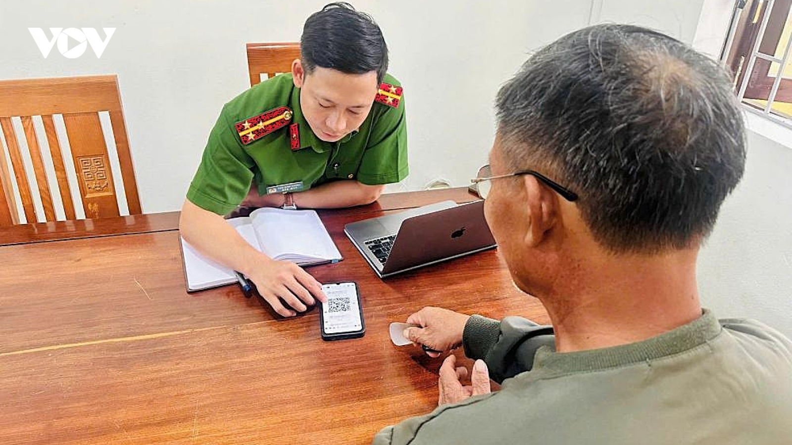 Cụ ông tỉnh táo trước thủ đoạn giả danh công an để lừa đảo