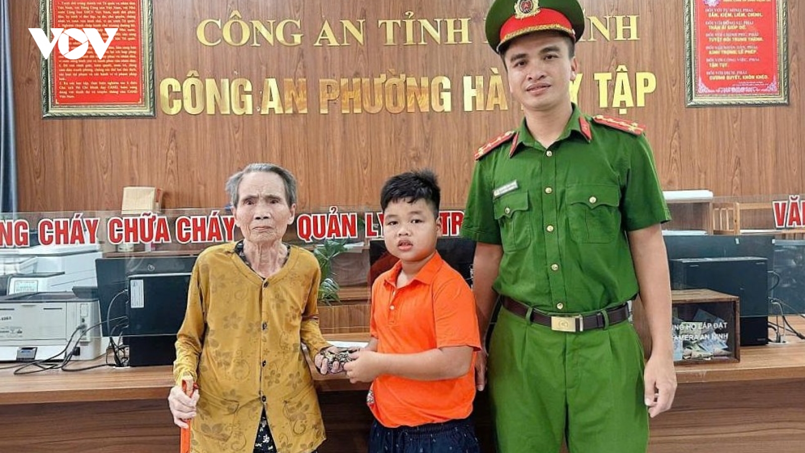 Nam học sinh lớp 3 ở Hà Tĩnh nhặt được túi tiền, trả lại người đánh mất