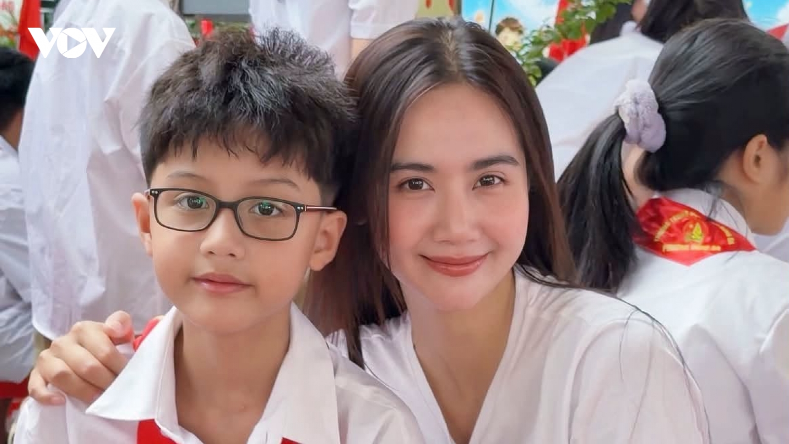 Sao Việt nô nức đưa con đi khai giảng năm học mới