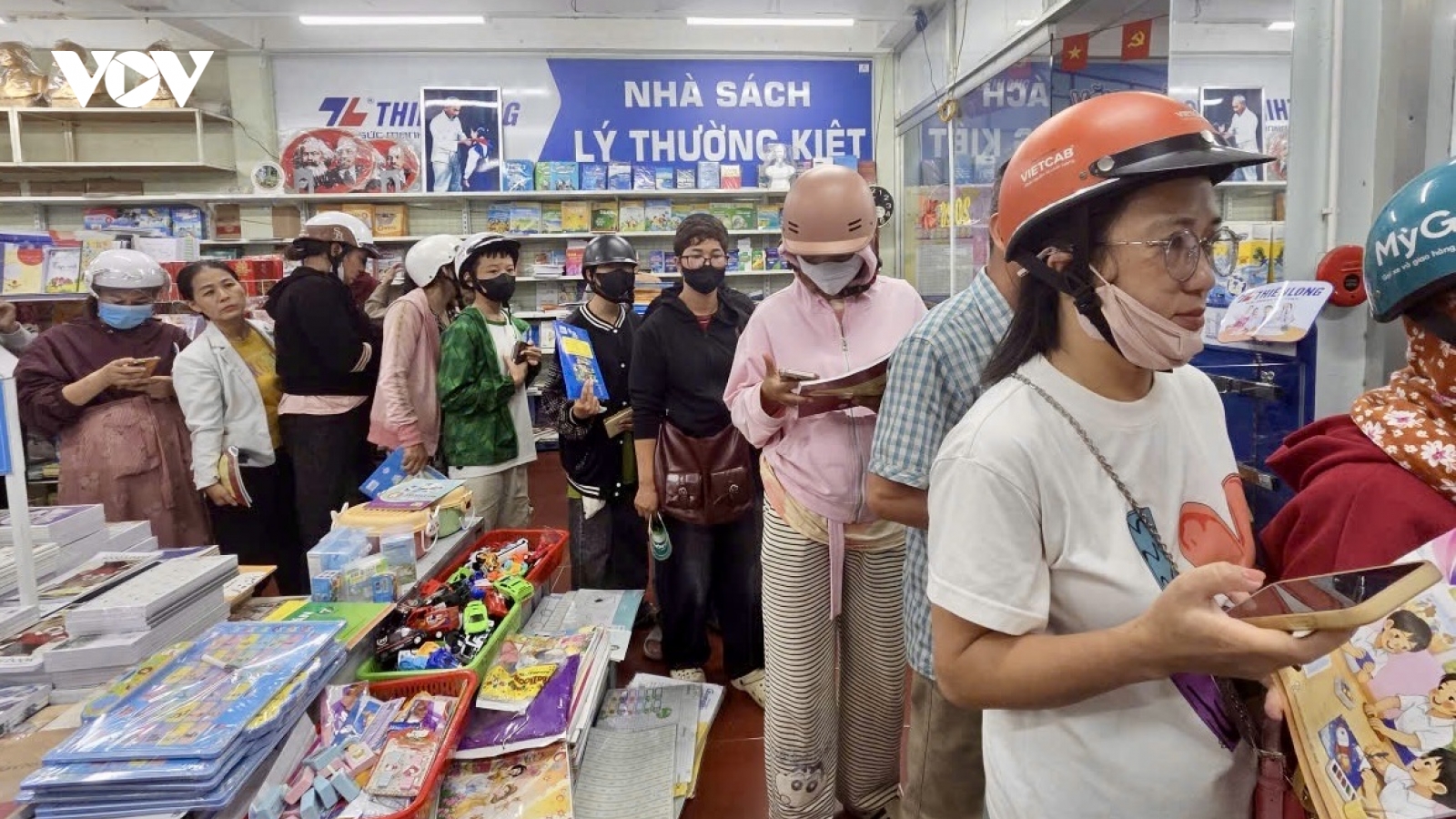 Tuần đầu năm học mới, nhiều học sinh Đắk Lắk vẫn thiếu sách giáo khoa