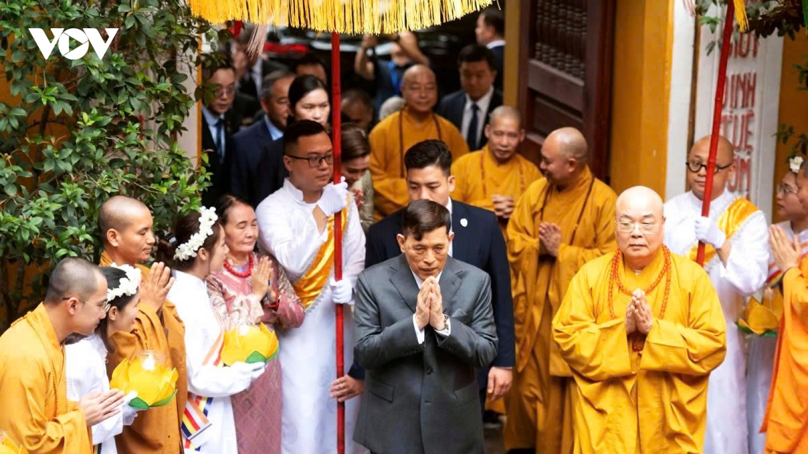 Thai King and Queen attend prayer ceremony for peace at Quan Su Pagoda